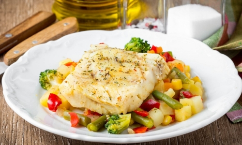 Белая рыба на овощной подушке