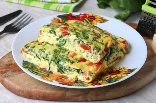 Омлет с овощами, шпинатом и помидорами